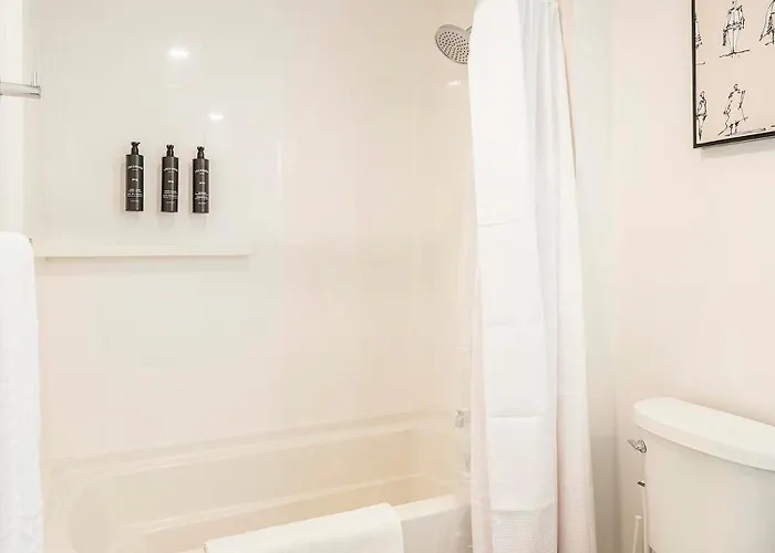 Landing Amazing 2bd Yoga Courtyard Apartment